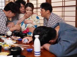 Phim sex JAV - Đưa vợ đi suối nước nóng, chồng không biết vợ bị người khác địt sấp mặt